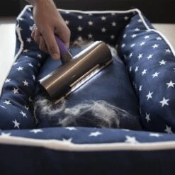 FurDaddy Batterij-aangedreven - Huisdier Haar Verwijderaar Voor Kleding - Herbruikbare Pluizenroller Voor Moeiteloze Verwijdering Van Kattenhaar & Hondenhaar - Zelfreinigende Pluizenborstel Voor Tapijt, Bank, Auto, Bed 16 FurDaddy Batterij-aangedreven - Huisdier Haar Verwijderaar Voor Kleding - Herbruikbare Pluizenroller Voor Moeiteloze Verwijdering Van Kattenhaar & Hondenhaar - Zelfreinigende Pluizenborstel Voor Tapijt, Bank, Auto, Bed -DierenPlezier 1200x1200 158