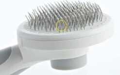 Merkloos Dierenborstel - Haarborstel Huisdieren - Borstel Voor Vacht Huisdier - Borstel Kat - Borstel Hond - Makkelijk Haar Verwijderen Met één Klik - Inclusief Speeltje - Kam Huisdier - Vachtverzorging - Massage 19 Merkloos Dierenborstel - Haarborstel Huisdieren - Borstel Voor Vacht Huisdier - Borstel Kat - Borstel Hond - Makkelijk Haar Verwijderen Met één Klik - Inclusief Speeltje - Kam Huisdier - Vachtverzorging - Massage -DierenPlezier 1200x751