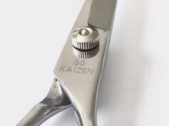 Professionele Hondenscharen Set - Extra Veilige Grooming Set - Trimscharen Voor Honden - Knipschaar - Effileerschaar / Uitdunschaar - Gebogen Schaar Met Ronde Punt - Precisieschaar - Hondenverzorging - Inclusief Kam, 2 Haarclips En Luxe Opbergdoos 7 Professionele Hondenscharen Set - Extra Veilige Grooming Set - Trimscharen Voor Honden - Knipschaar - Effileerschaar / Uitdunschaar - Gebogen Schaar Met Ronde Punt - Precisieschaar - Hondenverzorging - Inclusief Kam, 2 Haarclips En Luxe Opbergdoos -DierenPlezier 1200x899 4